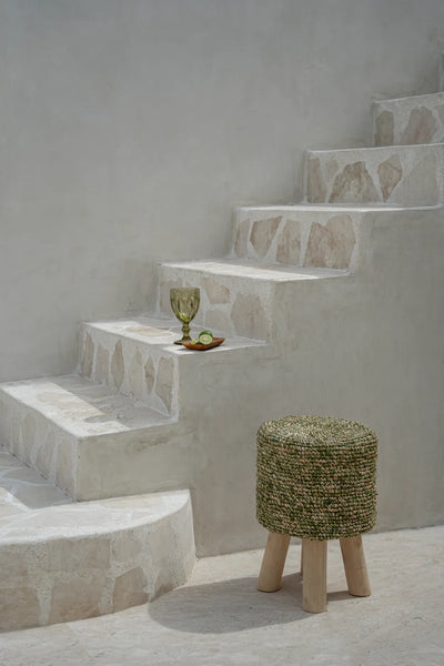 Bazar Bizar The Raffia Tressed Hocker – Jungle Grün – Raffia und Teakholz