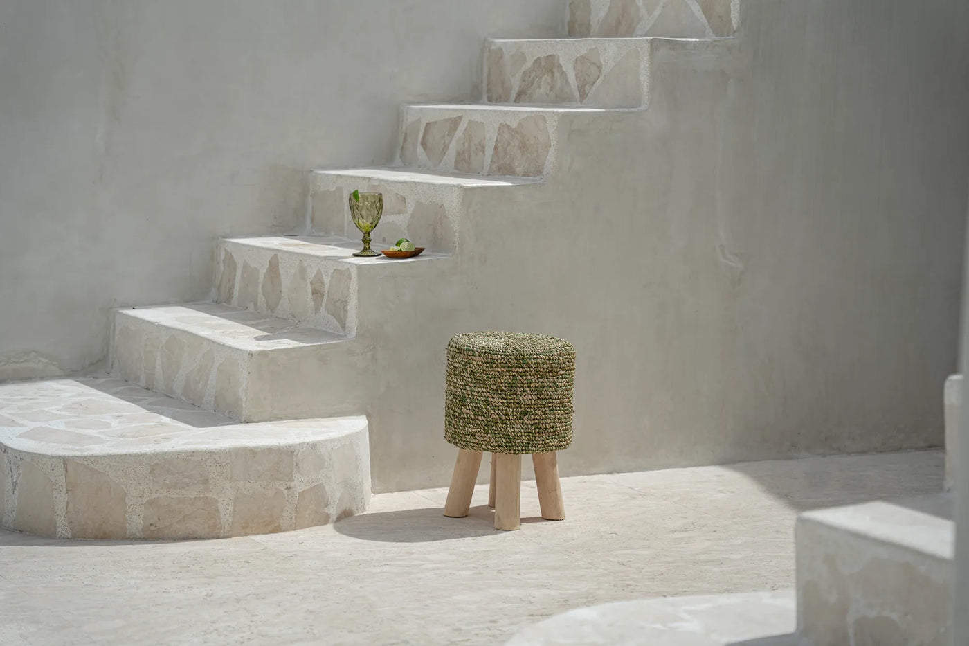 Bazar Bizar The Raffia Tressed Hocker – Jungle Grün – Raffia und Teakholz