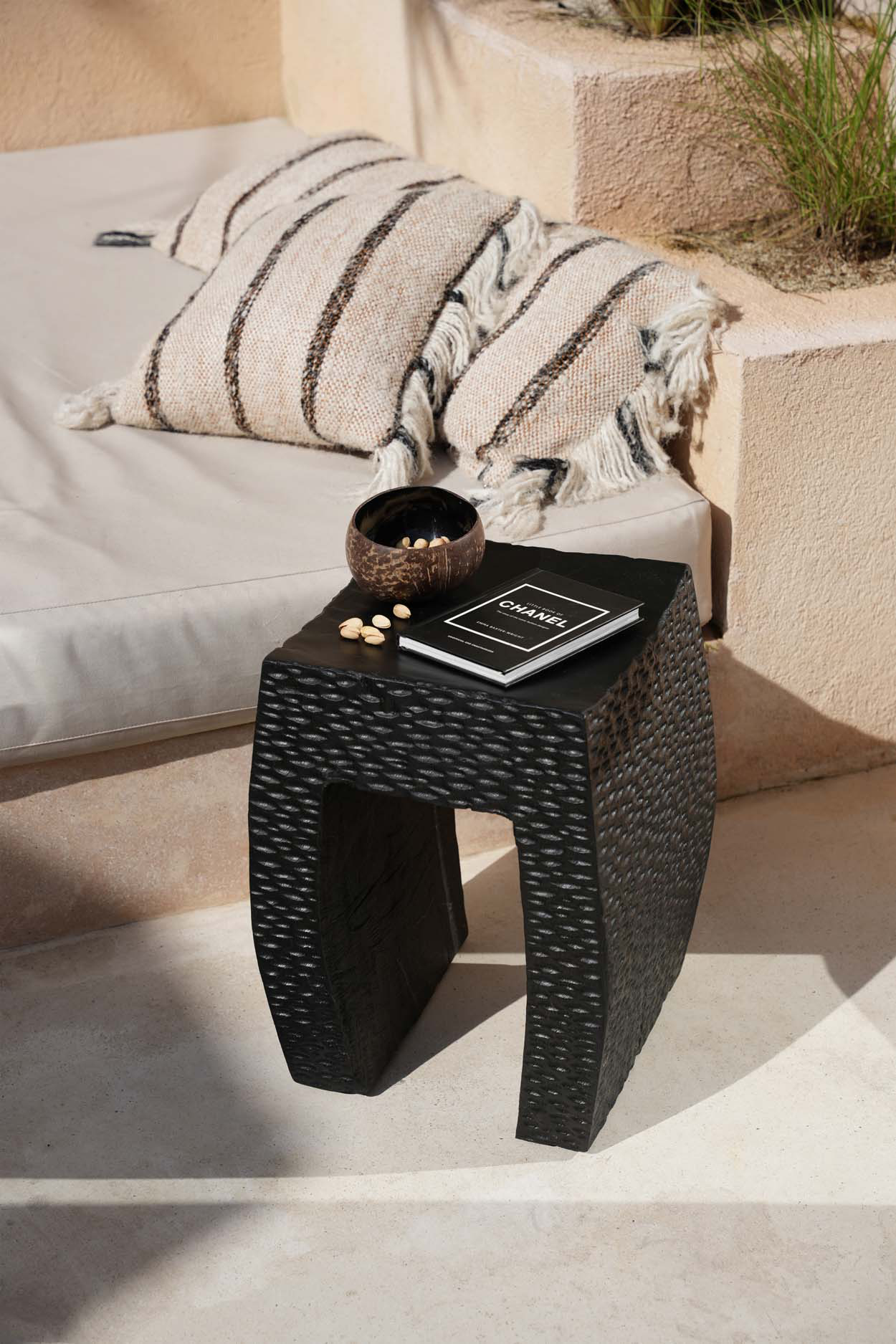 Bazar Bizar The Montano Hocker – Schwarz – Suarholz