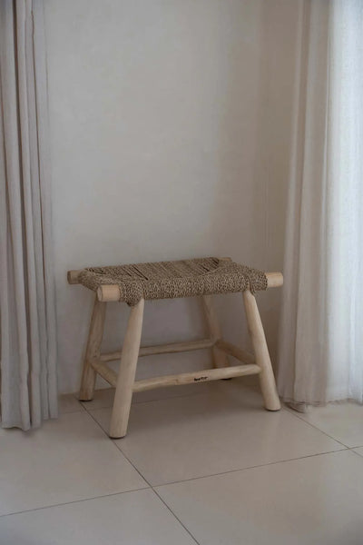 Bazar Bizar The Porto Seagrass Hocker – Natur – Seegras & Teakholz