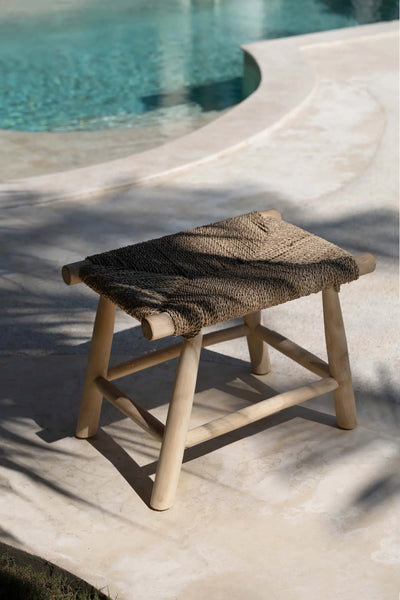 Bazar Bizar The Porto Seagrass Hocker – Natur – Seegras & Teakholz