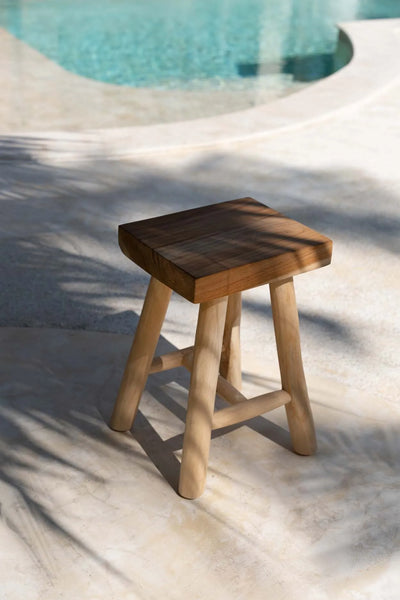 Bazar Bizar The Kudus Hocker – Natur – Teakholz und Suarholz