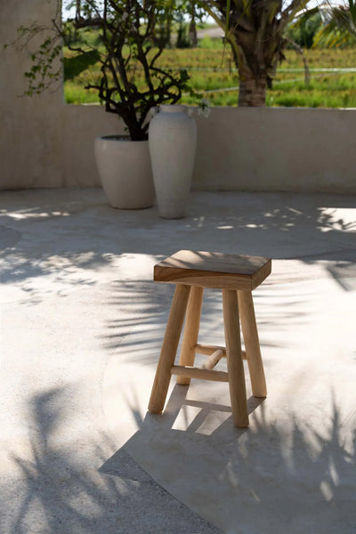 Bazar Bizar The Kudus Hocker – Natur – Teakholz und Suarholz