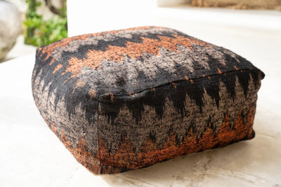 Bazar Bizar Oh My Gee Pouf – Schwarz Orange – Baumwolle